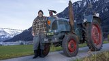 Ernst Schmid mit seinem Traumtraktor, dem Lanz Bulldog. (Bild: «die grüne» / Gian Vaitl)