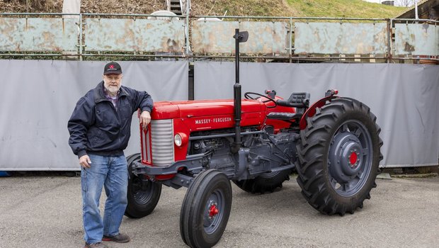 Ernst Reich mit seinem Massey Ferguson 65. (Bild: «die grüne» / Gian Vaitl)