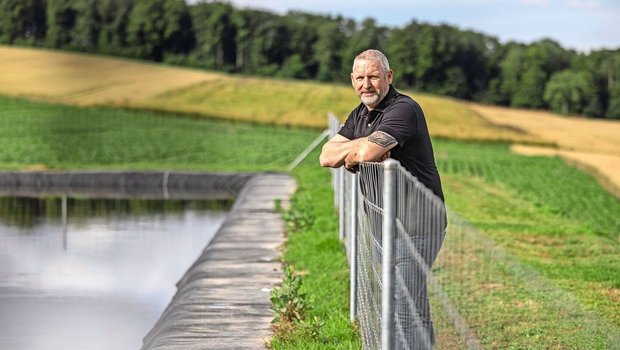 2024 ist das Regenwasserbecken von Didier Banderet gut gefüllt. Im letzten Jahr ermöglichte es ihm, trotz Hitze und Trockenheit eine gute Ernte einzufahren.