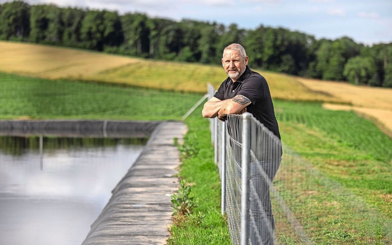 2024 ist das Regenwasserbecken von Didier Banderet gut gefüllt. Im letzten Jahr ermöglichte es ihm, trotz Hitze und Trockenheit eine gute Ernte einzufahren.