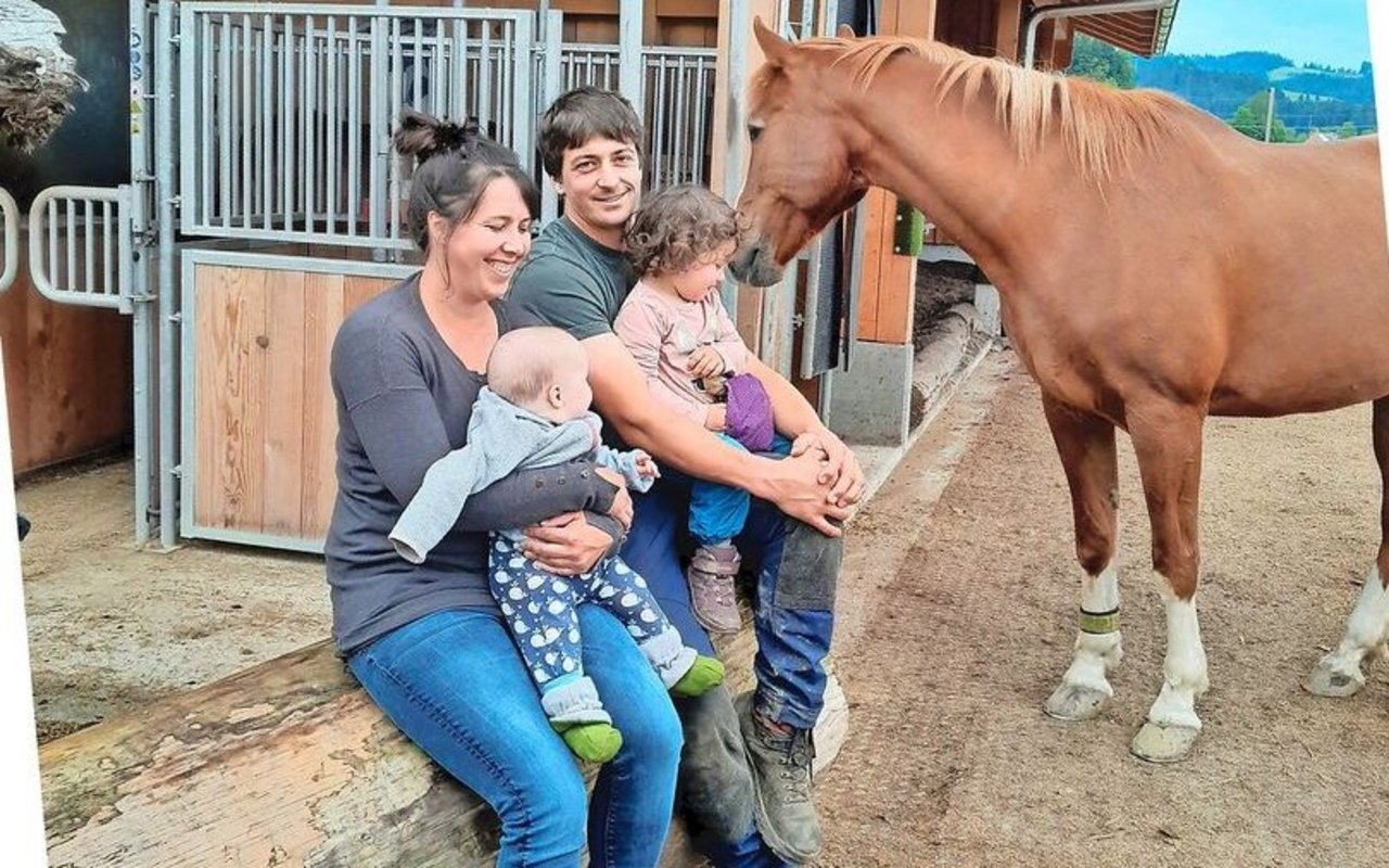 Jeanne Lehmann mit Ella und Lukas Lehmann mit Rosa im Aktivstall. Sie arbeiten darauf hin, dass ihre Lernenden für die Arbeitswelt gerüstet sind.