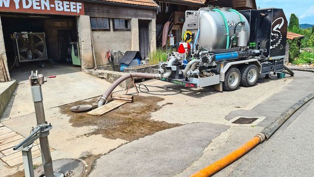 Die Pumpstation fördert mit einer Schneckenpumpe die Gülle von der Grube direkt auf das Feld. Eine zweite Pumpstation ist mit einer Zentrifugalpumpe ausgerüstet.