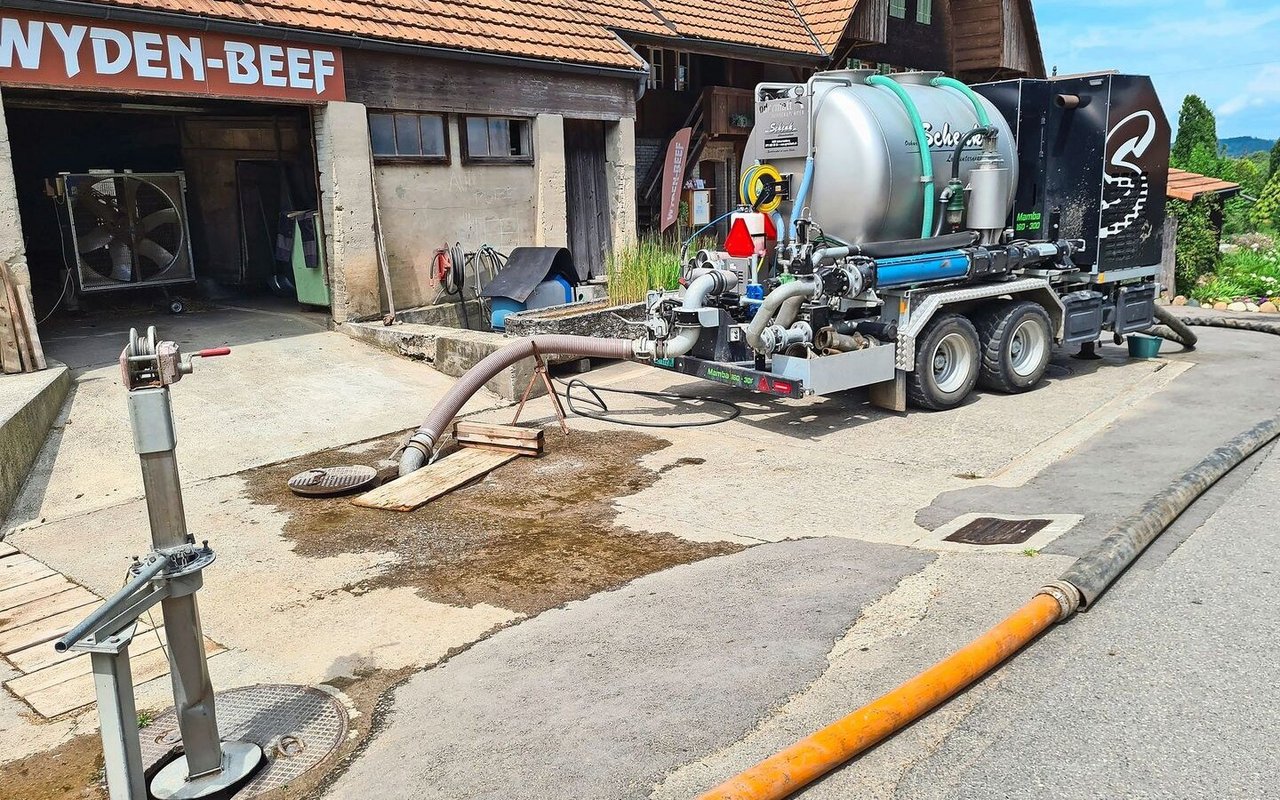 Die Pumpstation fördert mit einer Schneckenpumpe die Gülle von der Grube direkt auf das Feld. Eine zweite Pumpstation ist mit einer Zentrifugalpumpe ausgerüstet.