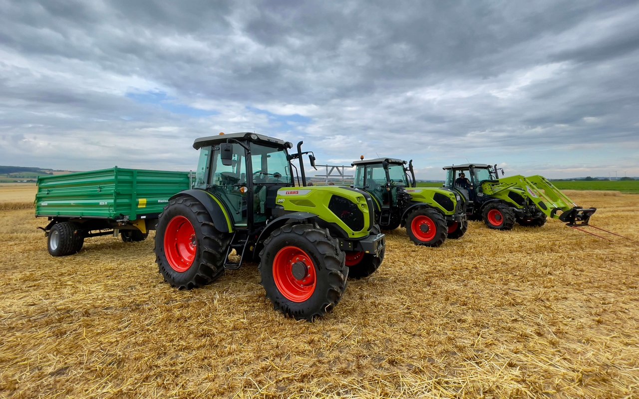 Kompakt-Traktoren Claas Elios 200, Elios 300 und Axos 200 hintereinander.