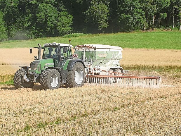 Regelmässiges Kalken erhöht nicht nur den pH-Wert, sondern verbessert auch die Bodenstruktur, Tragfähigkeit und Bodenfruchtbarkeit. 