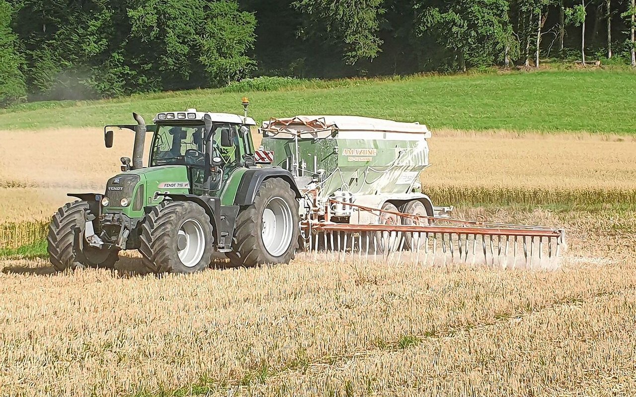 Regelmässiges Kalken erhöht nicht nur den pH-Wert, sondern verbessert auch die Bodenstruktur, Tragfähigkeit und Bodenfruchtbarkeit. 