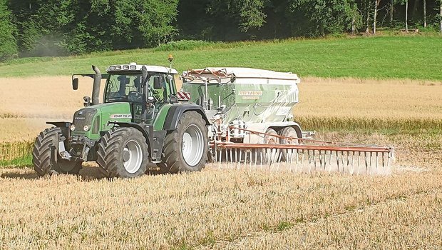 Regelmässiges Kalken erhöht nicht nur den pH-Wert, sondern verbessert auch die Bodenstruktur, Tragfähigkeit und Bodenfruchtbarkeit. 