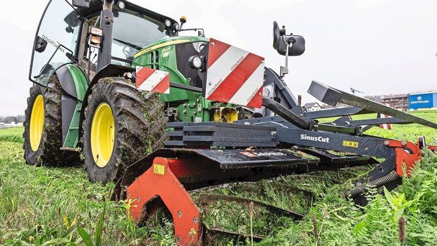 Eine Messerwalze zerkleinert Gründüngungen und kann auch bei der Feldhygiene bei Ernterückständen genutzt werden.