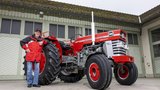 Hansueli Iseli fährt mit seinem Traktor auch gerne an Oldtimer-Treffen. (Bild: Gian Vaitl / «die grüne»)