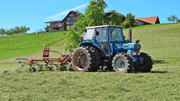 Der Traktor braucht eine Motorfahrzeug-Versicherung, der Kreiselheuer hingegen ist über die Inventarversicherung geschützt.