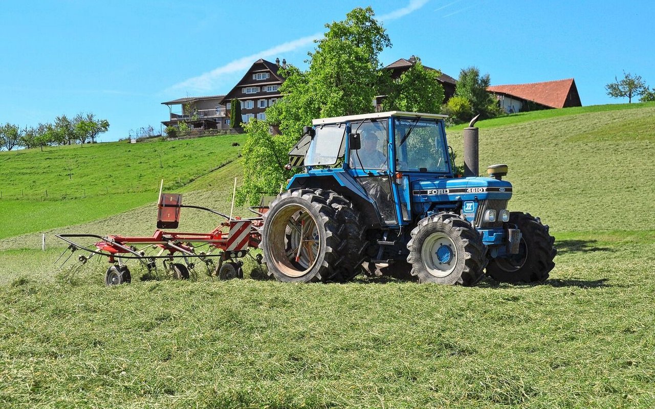 Der Traktor braucht eine Motorfahrzeug-Versicherung, der Kreiselheuer hingegen ist über die Inventarversicherung geschützt.