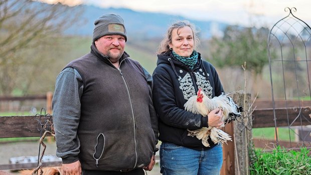 Christian Roth bewirtschaftet mit seiner Partnerin Pamela Knobel den Biohof Rhyguet in Diessenhofen. Seine Leidenschaft ist der Ackerbau, ihre die Tiere. In der Hand hält sie eine Zwerg-Cochine aus eigener Zucht.