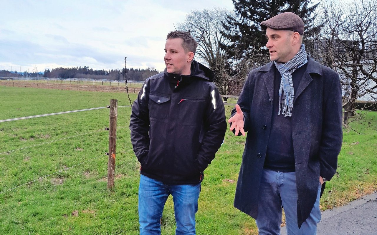 Menschen mit Weitblick: Landwirt Rico Kägi (links) und ETH-Professor Robert Finger im Gespräch.