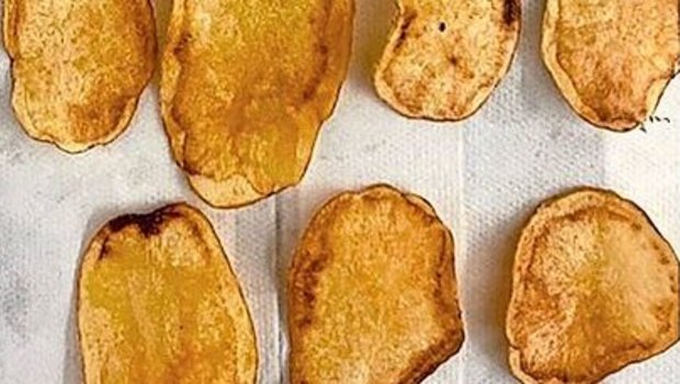 Kartoffelchips mit a Kartoffelchips mit ausgeprägten Verbräunungen wegen Arsenophonus-Bakterien.