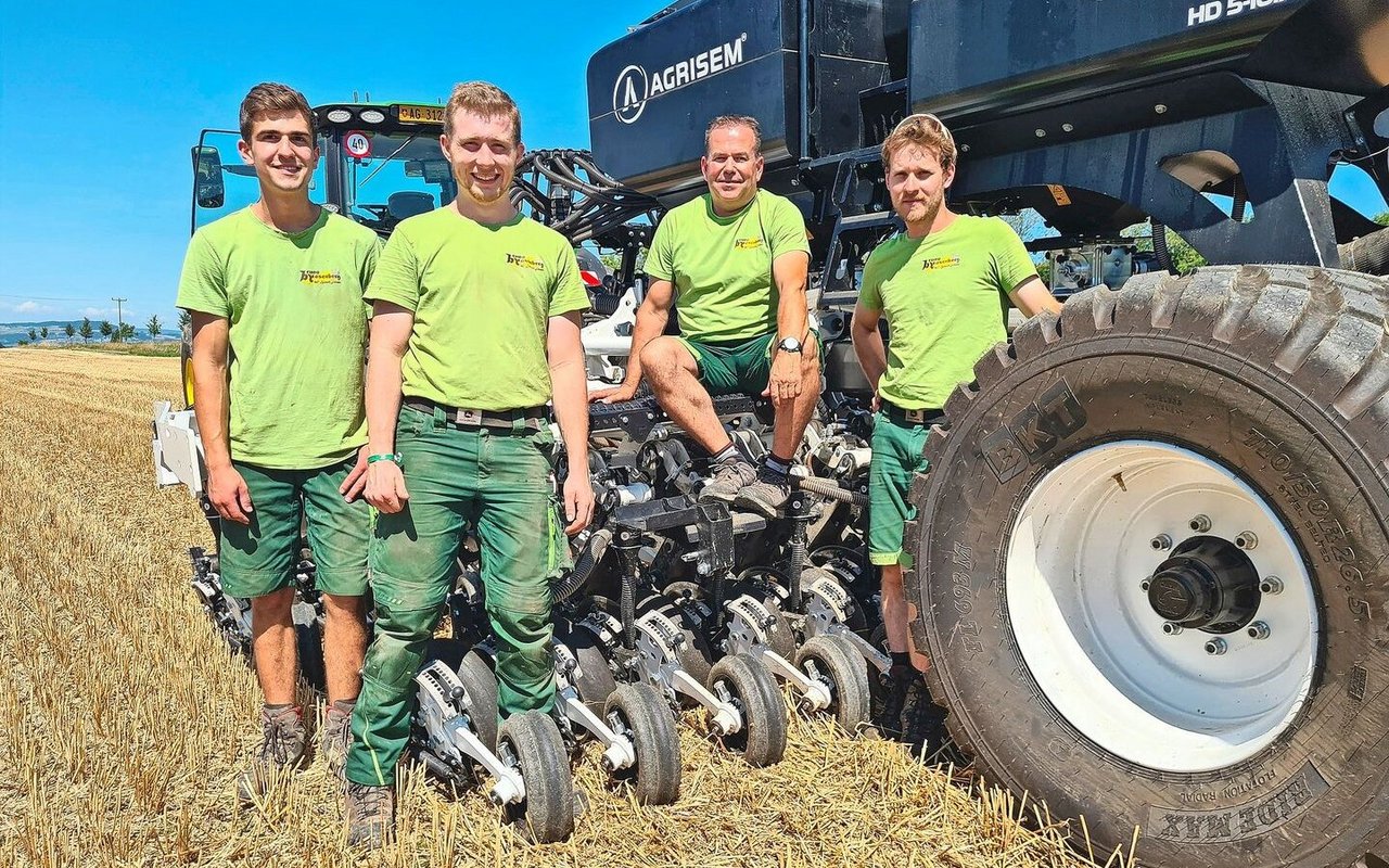 Bruno Rosenberg (sitzend) und sein Sohn Lars (links) bieten mit den Mitarbeitern Maurice Rosenberg und Tobias Köpfli neu Direktsaat an.