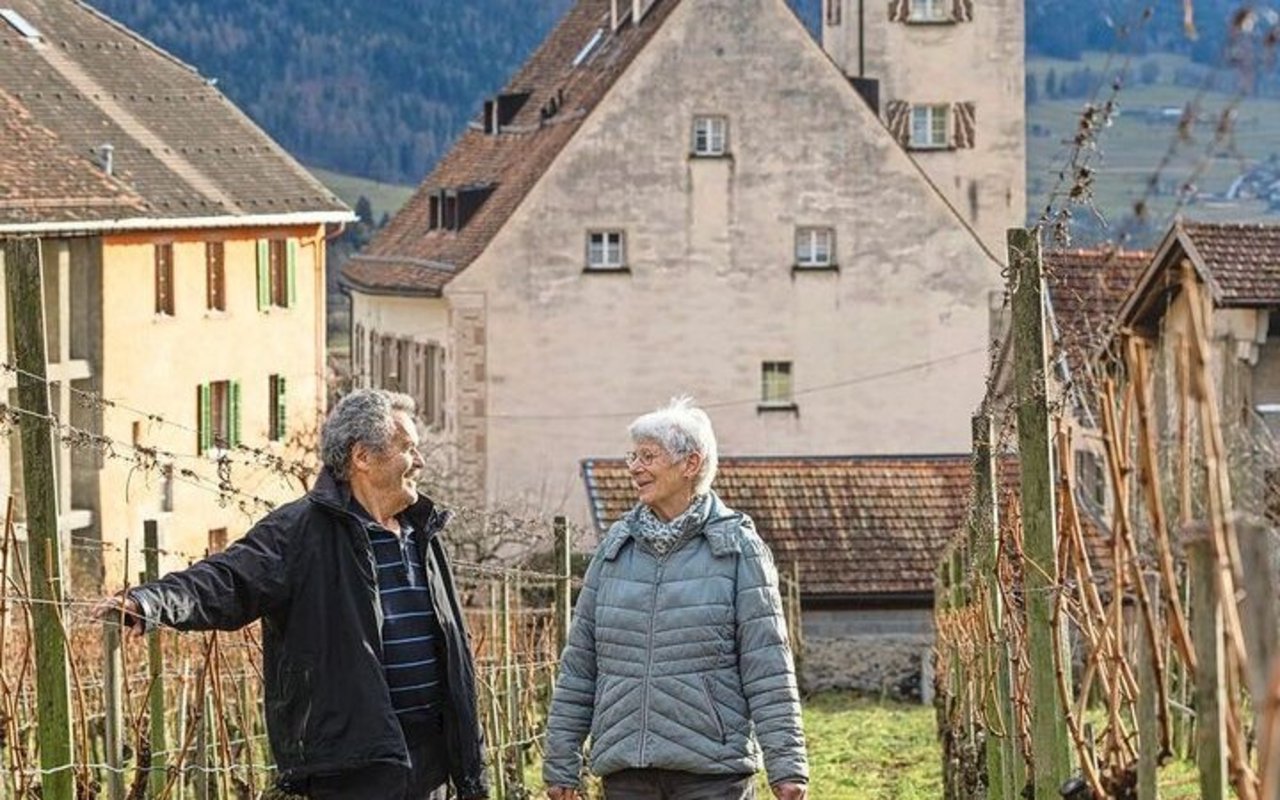 Annemarie und Godi Clavadetscher haben ihren Betrieb in den 1970er-Jahren von Intensiv auf Bio umgestellt und bereuen es bis heute nicht. 