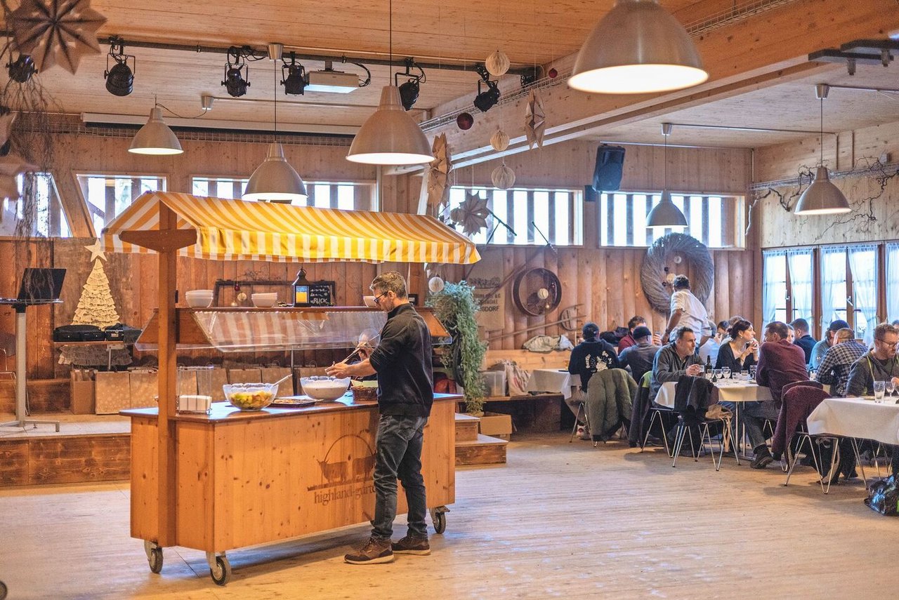 An den von Ruedi Balsiger gebauten Marktständen ist Selbstbedienung.