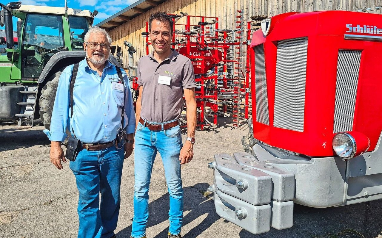 Hans Güttler (links) und Matthias Anliker von der A. Leiser AG zeigten Geräte für die Grünlandpflege und den Ackerbau.