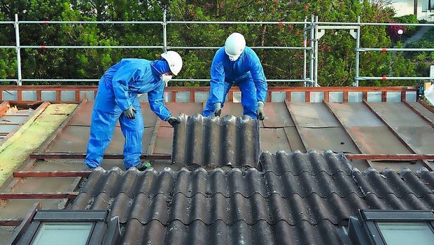 Bei Asbestverdacht – Bei Asbestverdacht – etwa bei Wellfaserplatten – braucht es beim Entfernen eine Schutzausrüstung.