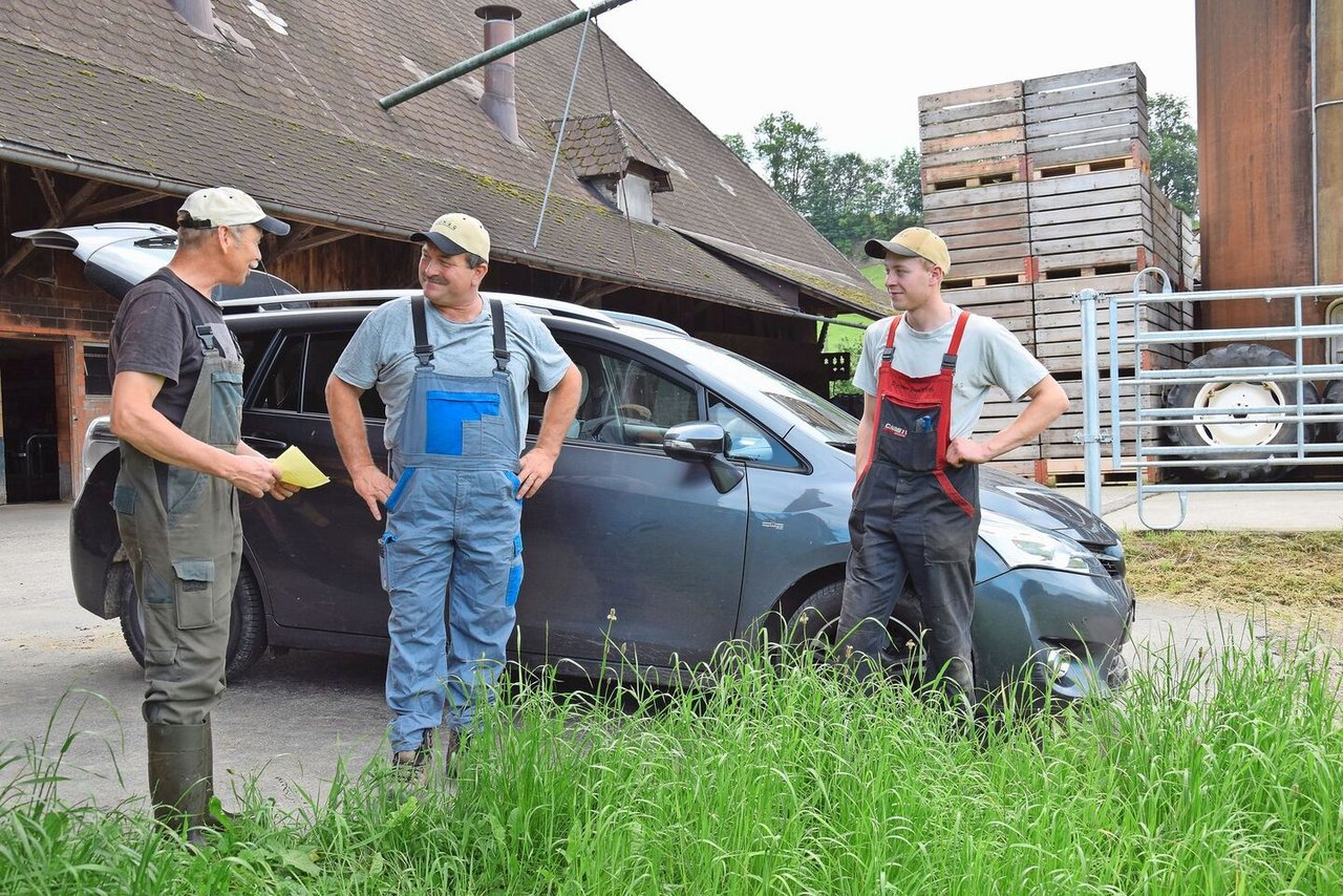 Andreas Zurflüh, Daniel Eggimann und Remo Zurflüh (v. l. n. r.) unterhalten sich vor dem fahrenden «Büro» des Feldbesichtigers.