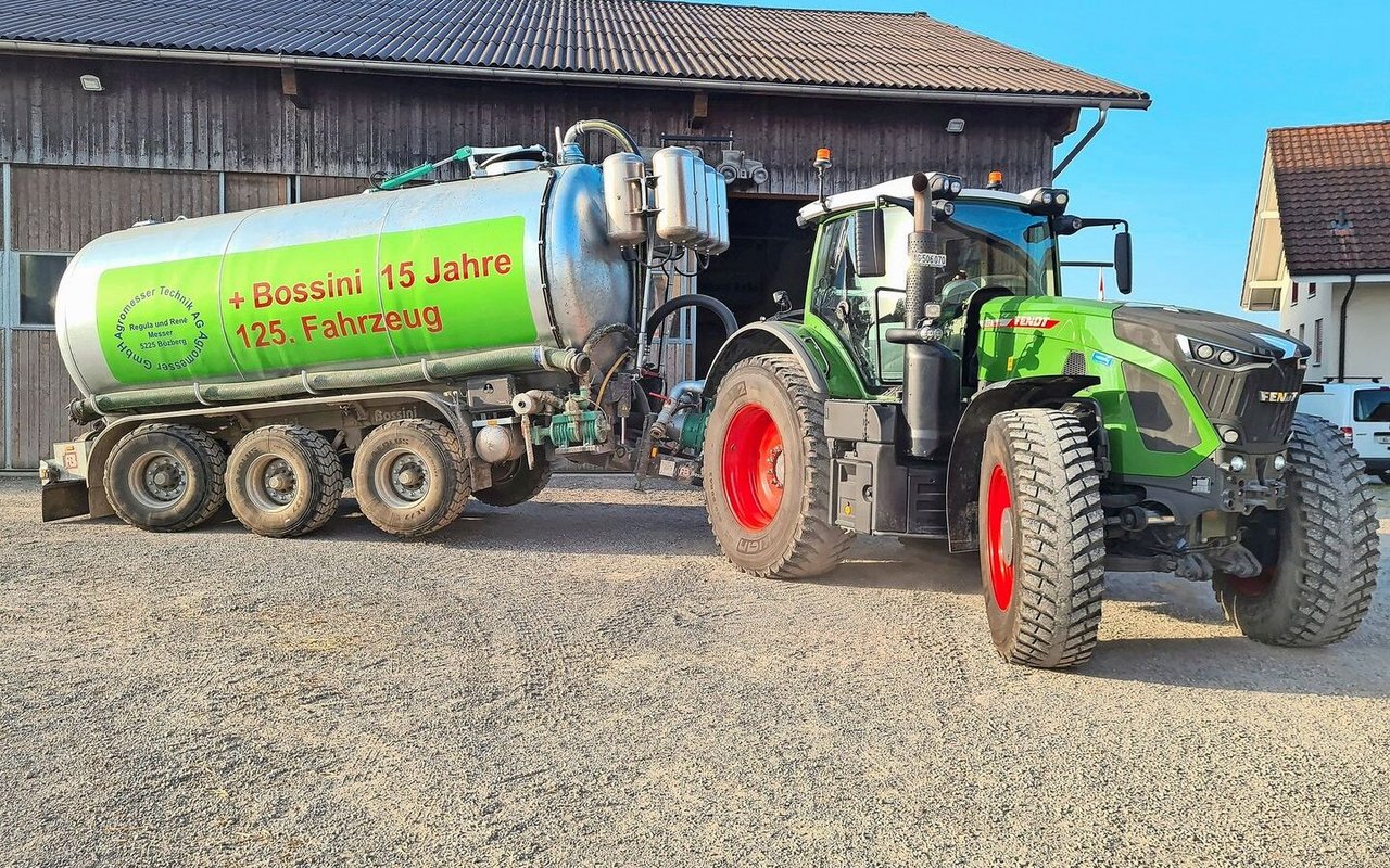 Im Gülletank kann als Ansaughilfe ein Vakuum erzeugt werden. Wenn es eng wird, bewährt sich das wendige Gespann dank der manuell lenkbaren hintersten Achse.