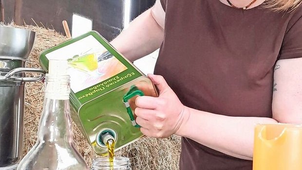 Johanniskraut, gesch Johanniskraut, geschnitten und in Öl eingelegt, hat eine Heilwirkung.
