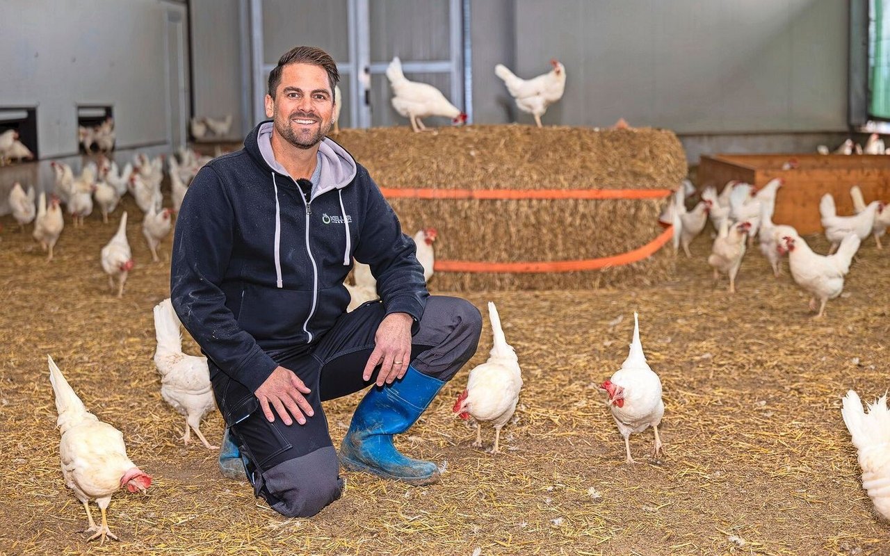 Landwirt Marc Keller ist selbst aktiv bei der Entwicklung der Branchenlösung für den Ausstieg aus dem Kükentöten beteiligt.