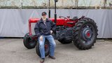 Ernst Reich mit seinem Massey Ferguson 65. (Bild: «die grüne» / Gian Vaitl)