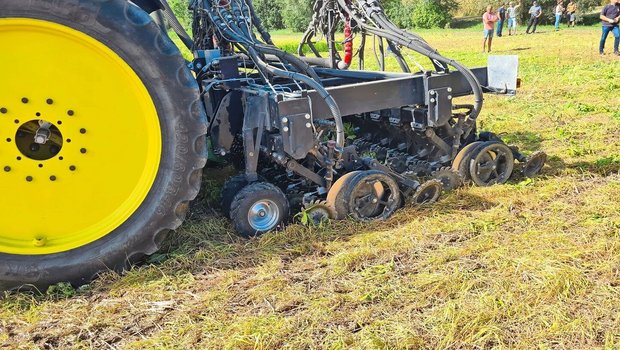 Diese Direktsaatmasc Diese Direktsaatmaschine wurde von der Landag AG mit speziellen Räumern vor den Säscharen entwickelt und kann teilflächenspezifisch dosieren.