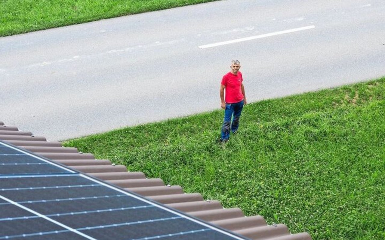 Die letzte Ausbauetappe der PV-Anlage fand auf einem Westdach statt. Hier kann Peter Metzger abends etwas länger Strom produzieren.