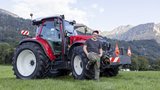 Ivo Hardegger mit seinem Traumtraktor, dem Lintrac 130. (Bild: «die grüne» / Gian Vaitl)