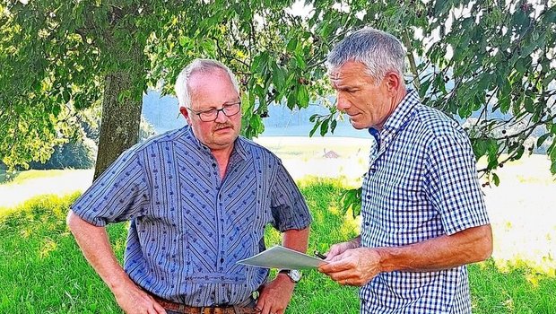Andreas Widmer (rech Andreas Widmer (rechts) im Gespräch mit einem Landwirt: Er rät, gut vorbereitet in Verhandlungen zu gehen.