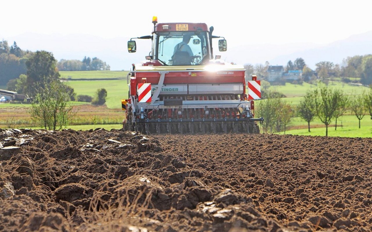 Eine Landtechnikwerkstatt, die auch Lohnarbeiten anbietet, ist personell stark gefordert. Gleichzeitig schätzen die MitarbeiterInnen die Abwechslung.