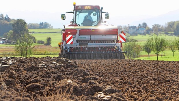 Eine Landtechnikwerkstatt, die auch Lohnarbeiten anbietet, ist personell stark gefordert. Gleichzeitig schätzen die MitarbeiterInnen die Abwechslung.