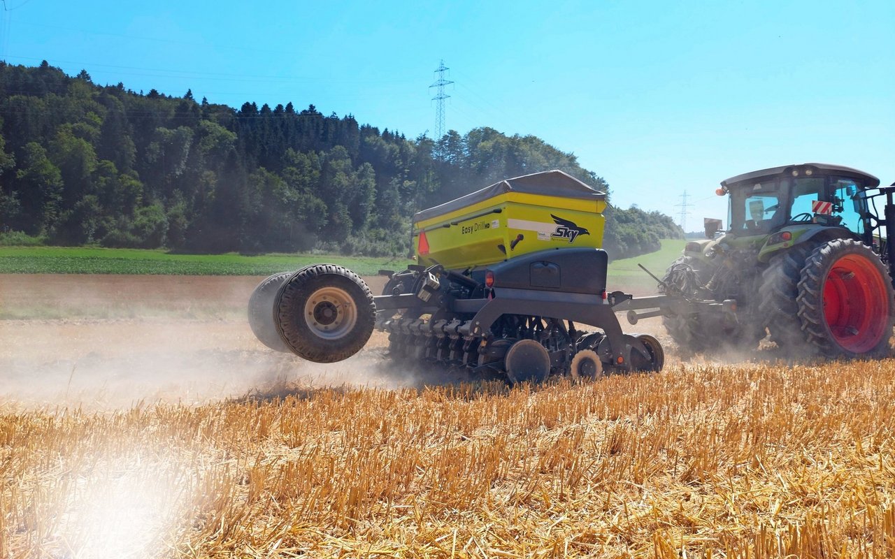 Mit der Sämaschine Easy-Drill kann Simon Bernhard mit wenig Aufwand direkt nach der Strohernte eine Gründüngung säen.