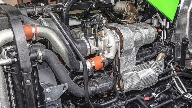 Unter der Motorhaube Unter der Motorhaube moderner Traktoren ist es eng. Unzählige Motorenbauteile werden mit Sensoren überwacht und mit einem Steuergerät geregelt.
