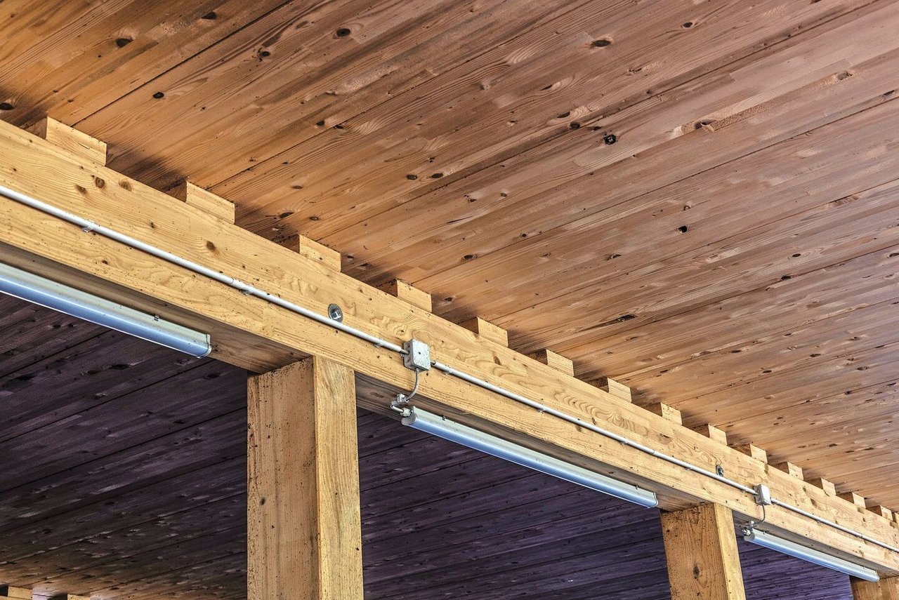 Damit die Holzdecke nicht feucht wird, haben Aernes solche «Zinnen» auf die Querbalken gesetzt. So kann die Luft besser zirkulieren und das Holz trocknen.