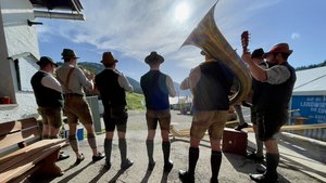 Blasmusik am Alpen-Gipfel-Europa auf der Firstalm in Bayern.