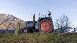 Ernst Schmid mit seinem Traumtraktor, dem Lanz Bulldog. (Bild: «die grüne» / Gian Vaitl)