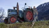 Ernst Schmid mit seinem Traumtraktor, dem Lanz Bulldog. (Bild: «die grüne» / Gian Vaitl)