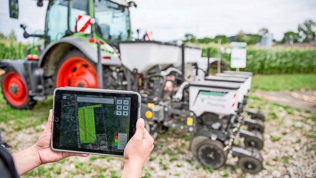 Zu Smart Farming gehören auch Tablets, mit denen Mitarbeiter auf dem Feld auf Daten zugreifen können.