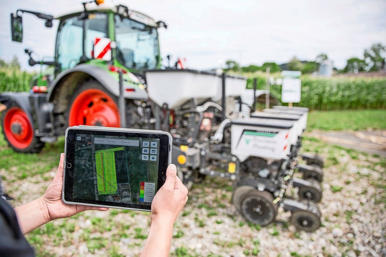 Zu Smart Farming gehören auch Tablets, mit denen Mitarbeiter auf dem Feld auf Daten zugreifen können.