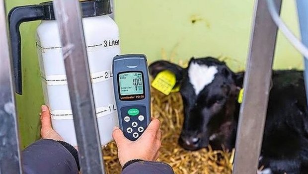 Die Strickhof-Kälberflasche hat den Hygienetest mit dem Lumitester bestanden. Ergebnis: 100 RLU (gut = < 300 RLU).