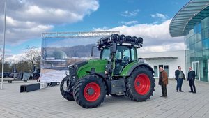 Der Wasserstoff-Traktor von Fendt speichert das Gas in Tanks auf dem Dach. Die Energieumwandlung zu Antriebsstrom erfolgtin einer Brennstoffzelle. 