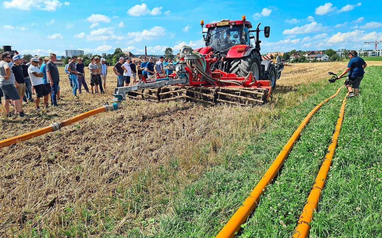 Auf dem Stoppelfeld ist eine emissionsarme Gülleeinarbeitung am Grubberschar möglich.