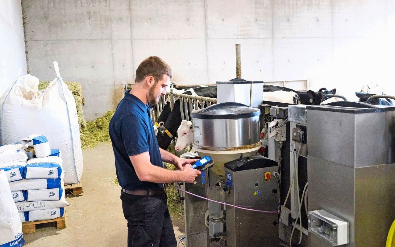 Raphael Graf, UFA-Ressortleiter Kälber, bei der Installation eines Kälbertränkesystems. 