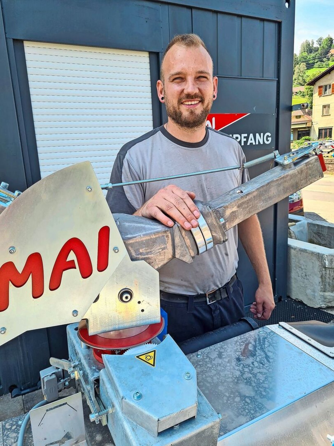 Mit seiner Firma Mai Maschinen AG in Dürrenroth AG ist Joel Mai auf Gülletechnik spezialisiert.