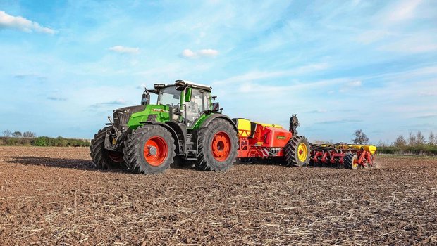 Der neue Fendt Vario Der neue Fendt Vario 832 ist mit über 340 PS Motorleistung das Zugpferd der neuen Baureihe. Die Leistung stammt von einem Agco-Power-Motor.