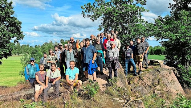 Gruppenfoto der Reisegruppe auf dem Betrieb von Erik Terje Garberg (vorn, Vierter von links, sitzend). Der ehemalige Molkereidirektor übernahm vor 16 Jahren einen Landwirtschaftsbetrieb. Heute hält er Ziegen und produziert in seiner Kleinstmolkerei exklusive Käsespezialitäten und Butter. 