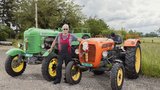 Zwei der zwölf Steyr-Traktoren von Kurt Bitzi: Der grüne Steyr 280 und der Steyr 188. (Bild: «die grüne» / Pia Neuenschwander)